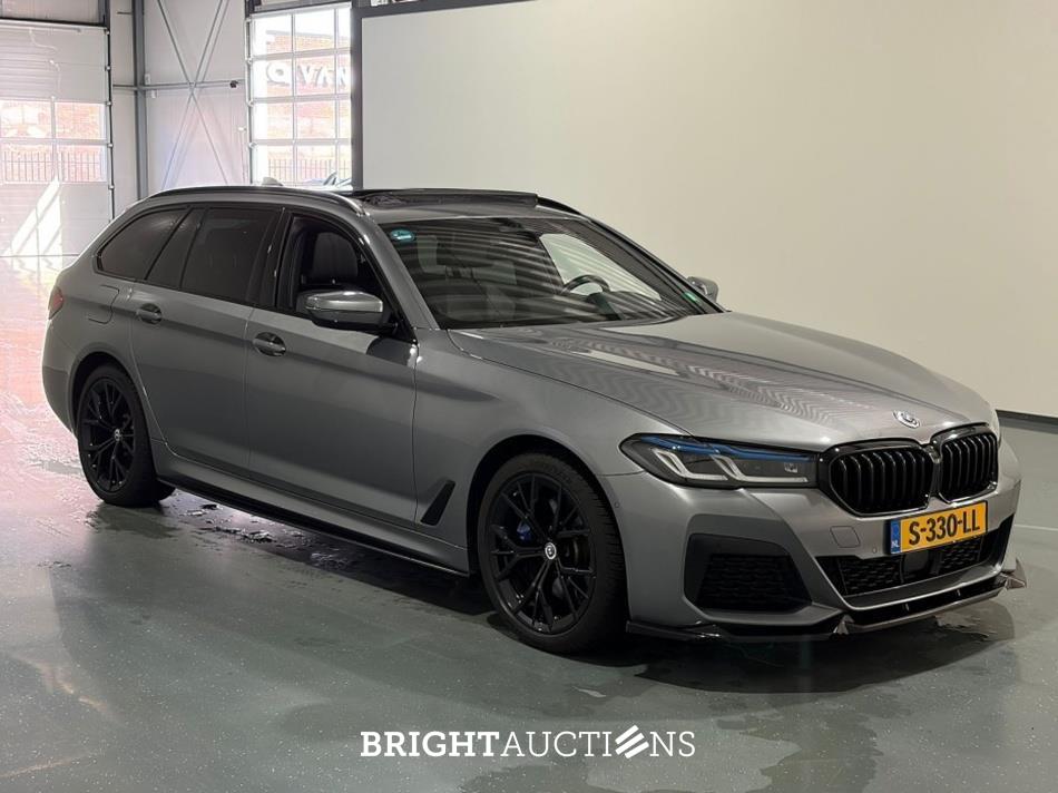 BMW 530e Touring Business Edition Plus M-Pakket 292pk 2023 (Origineel-NL) 5-Serie, S-330-LL