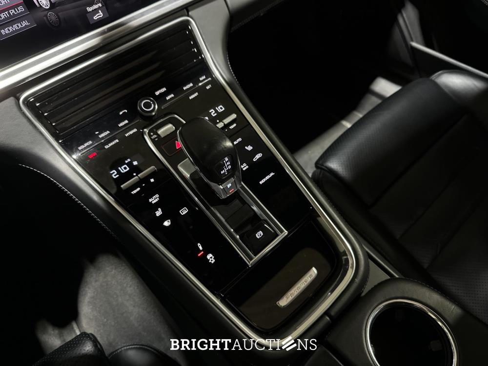 Porsche Panamera Sport Turismo  4 E-Hybrid 2.9 V6 462pk 2018, L-703-KR