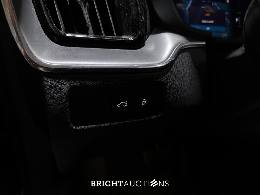 Volvo XC60 2.0 T6 Plug-in hybrid AWD Core Bright 253pk 2027 (Origineel-NL+1e eigenaar), S-190-RP