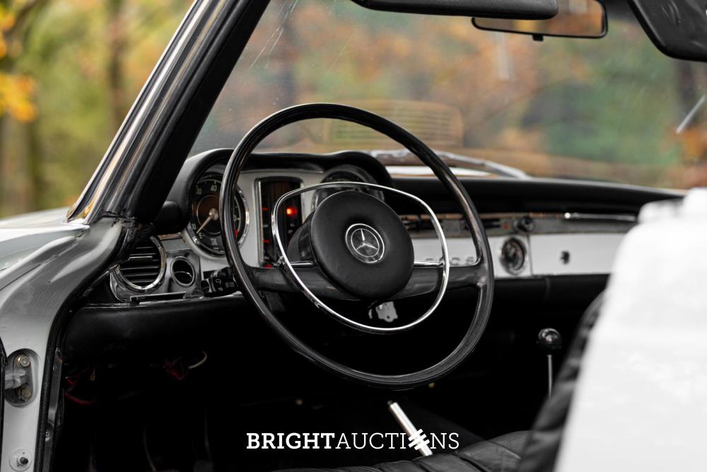 Mercedes-Benz 280 SL Pagode – Handgeschakeld – EU-uitvoering – 2.8 liter zes-in-lijn. 