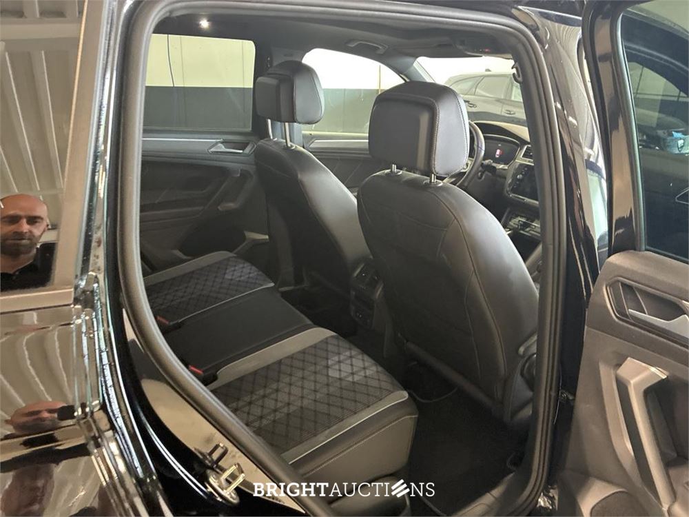 Volkswagen Tiguan eHybrid R-Line Business 1.4 TSI 265pk 2023 (Origineel-NL), S-260-VL