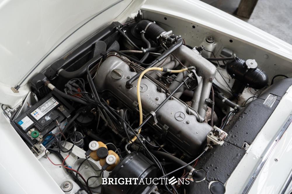 Mercedes-Benz 280 SL Pagode – Handgeschakeld – EU-uitvoering – 2.8 liter zes-in-lijn. 