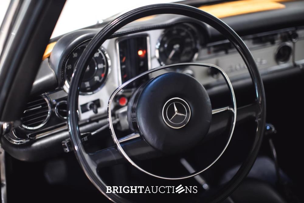 Mercedes-Benz 280 SL Pagode – Handgeschakeld – EU-uitvoering – 2.8 liter zes-in-lijn. 