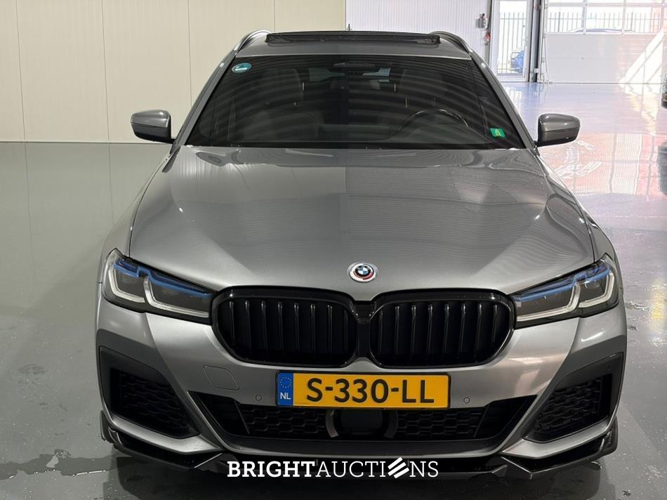 BMW 530e Touring Business Edition Plus M-Pakket 292pk 2023 (Origineel-NL) 5-Serie, S-330-LL