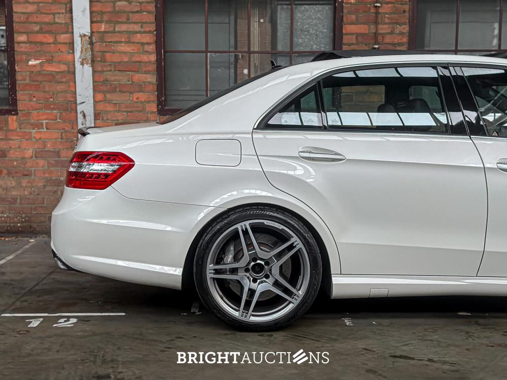 Mercedes-Benz E63 AMG 6.3 V8 -CARBON- 525pk 2010 (Origineel-NL), 47-LKB-6