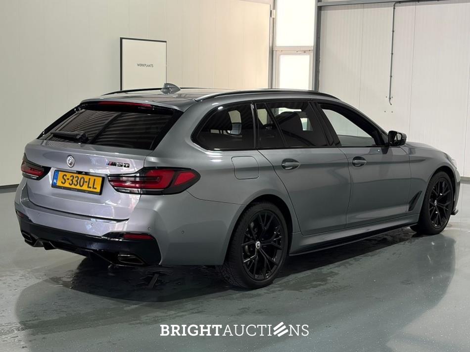 BMW 530e Touring Business Edition Plus M-Pakket 292pk 2023 (Origineel-NL) 5-Serie, S-330-LL