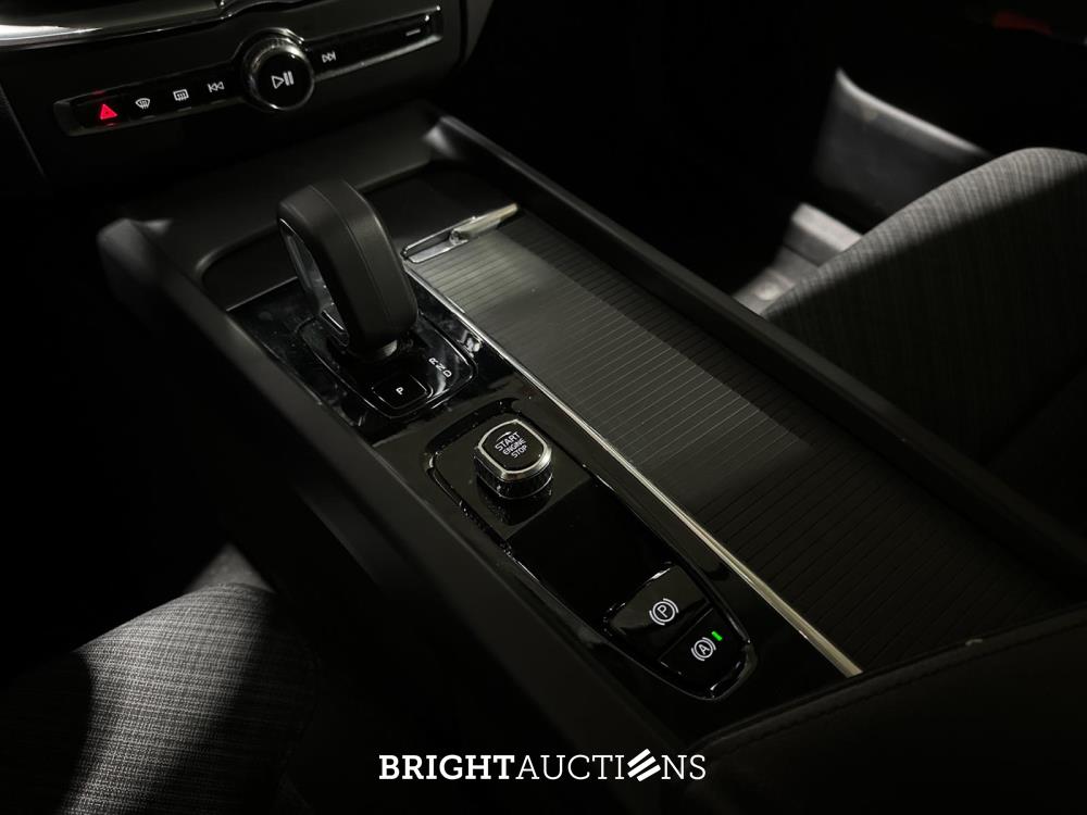 Volvo XC60 2.0 T6 Plug-in hybrid AWD Core Bright 253pk 2027 (Origineel-NL+1e eigenaar), S-190-RP