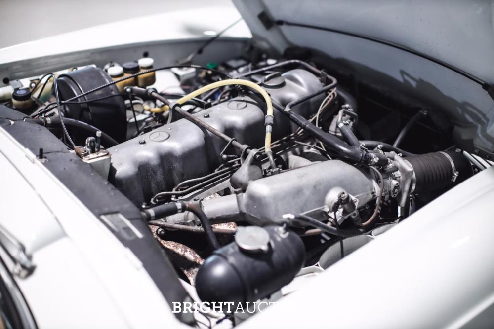 Mercedes-Benz 280 SL Pagode – Handgeschakeld – EU-uitvoering – 2.8 liter zes-in-lijn. 