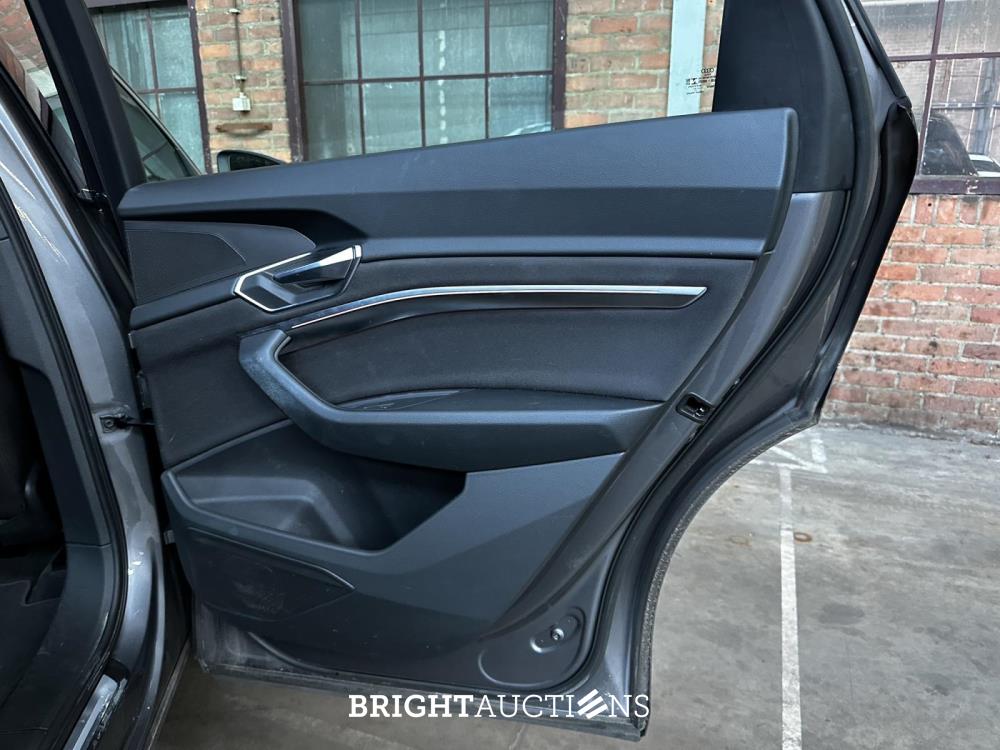 Audi e-tron 55 quattro Advanced edition 95 kWh 408pk 2021 (Origineel-NL+1e eigenaar), N-206-TT