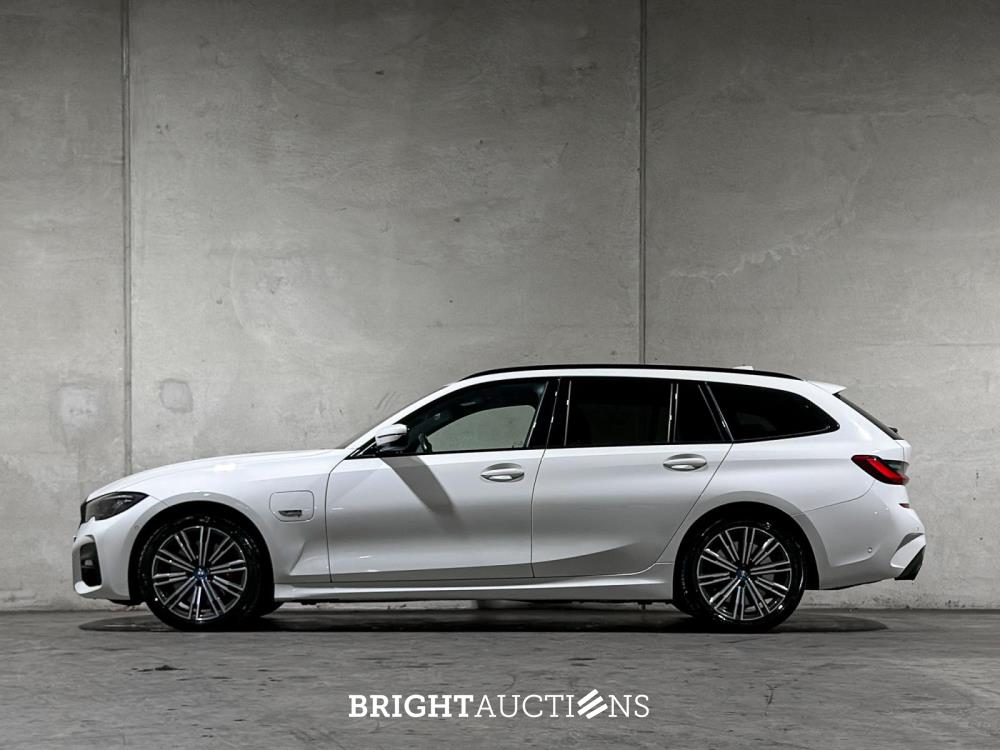 BMW 320e Touring Business Edition Plus M-Sport 204pk 2022 (Origineel-NL + 1e Eigenaar) 3-Serie G21, P-991-JH