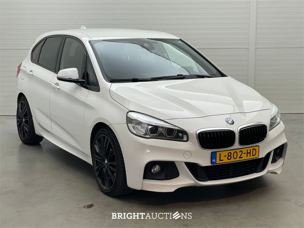 BMW 225i Active Tourer High Executive xDrive 232pk 2015 2-Serie, L-802-HD