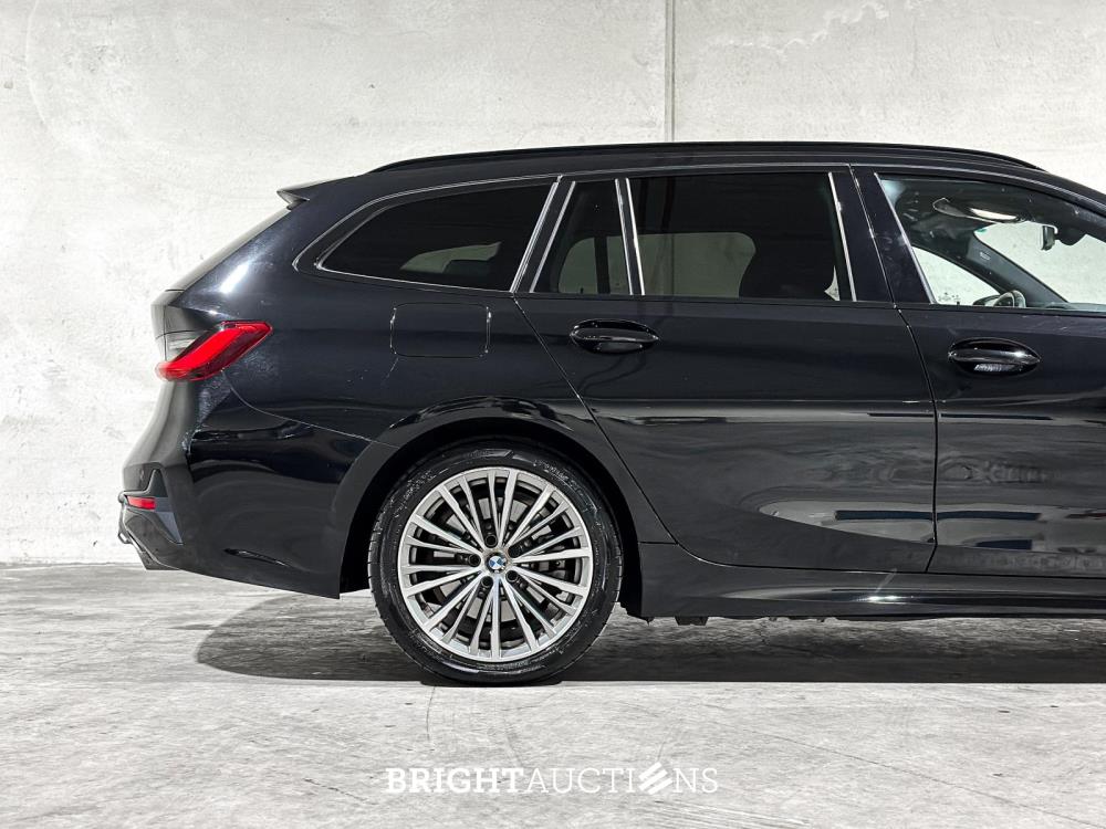 BMW 330e Touring Business Edition Plus 184hp 2021 3-series (Original-NL + 1st Owner) L-480-TL