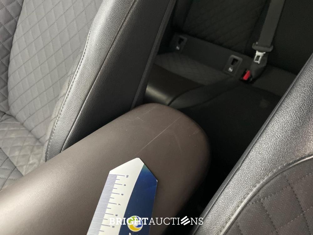 Toyota C-HR Hybrid Executive 1.8 170pk 2017, P-886-JB