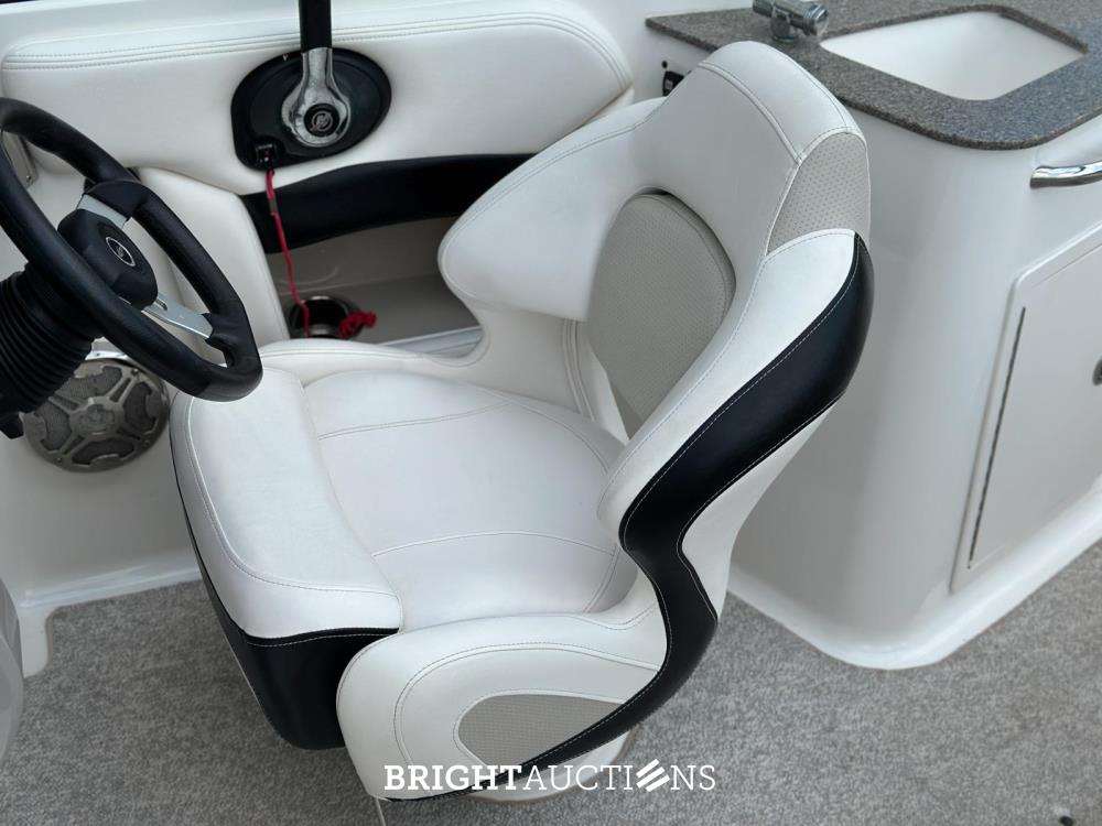 Chaparral 225 SSi Sportboot / Speedboot met Kajuit, MerCruiser 300pk – 2012
