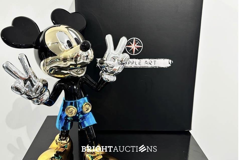 Sculptures - Van Apple