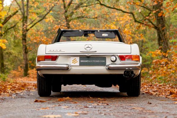 Mercedes-Benz 280 SL Pagode – Handgeschakeld – EU-uitvoering – 2.8 liter zes-in-lijn. 