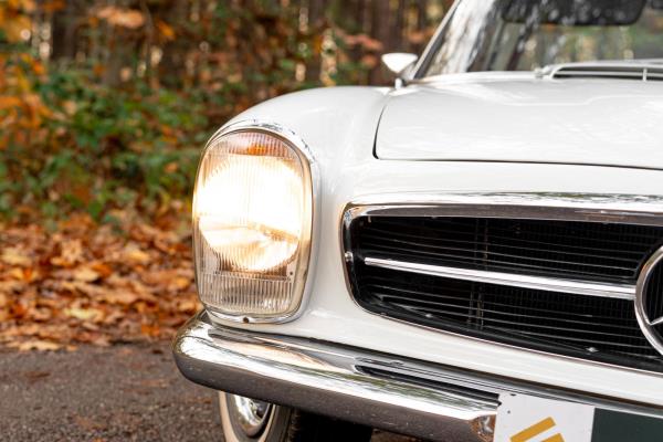 Mercedes-Benz 280 SL Pagode – Handgeschakeld – EU-uitvoering – 2.8 liter zes-in-lijn. 
