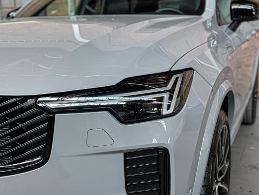 Volvo XC90 T8 AWD Plus Dark 457pk 2025 7-Persoons (1.100 KM) Fabrieksgarantie
