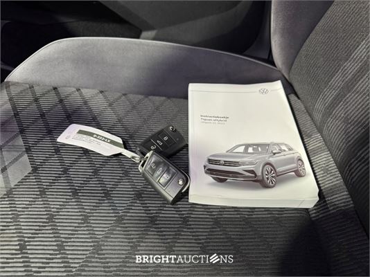 Volkswagen Tiguan eHybrid R-Line Business 1.4 TSI 265pk 2023 (Origineel-NL), S-332-LX