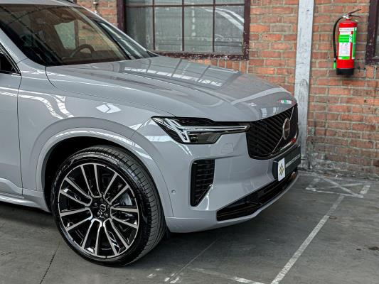 Volvo XC90 T8 AWD Plus Dark 457pk 2025 7-Persoons (1.100 KM) Fabrieksgarantie
