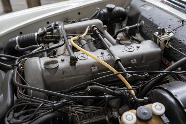 Mercedes-Benz 280 SL Pagode – Handgeschakeld – EU-uitvoering – 2.8 liter zes-in-lijn. 