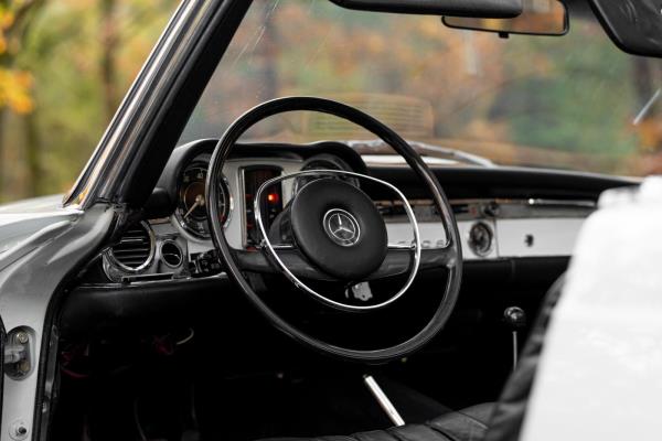 Mercedes-Benz 280 SL Pagode – Handgeschakeld – EU-uitvoering – 2.8 liter zes-in-lijn. 