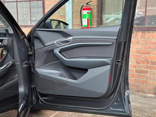 Audi E-tron 50 quattro Business edition 71 kWh 313pk 2020 (Origineel-NL+ 1e eigenaar), J-695-PX