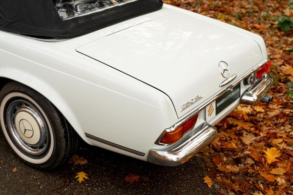 Mercedes-Benz 280 SL Pagode – Handgeschakeld – EU-uitvoering – 2.8 liter zes-in-lijn. 