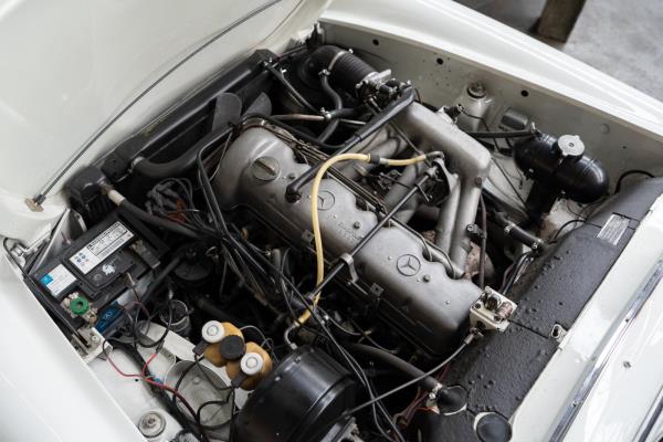 Mercedes-Benz 280 SL Pagode – Handgeschakeld – EU-uitvoering – 2.8 liter zes-in-lijn. 