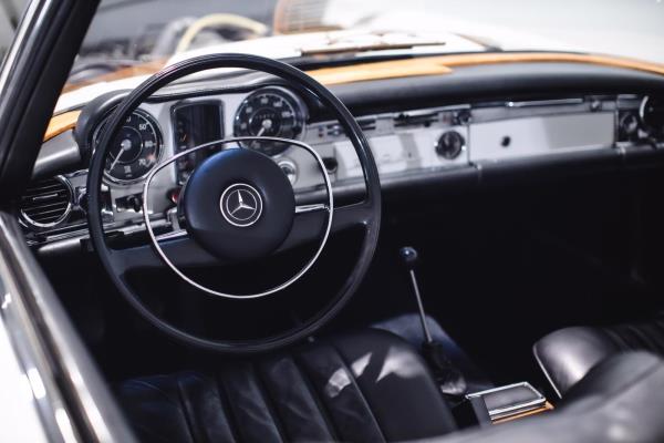 Mercedes-Benz 280 SL Pagode – Handgeschakeld – EU-uitvoering – 2.8 liter zes-in-lijn. 