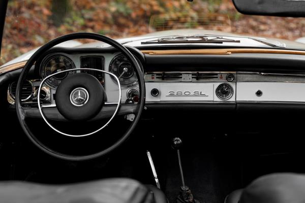 Mercedes-Benz 280 SL Pagode – Handgeschakeld – EU-uitvoering – 2.8 liter zes-in-lijn. 
