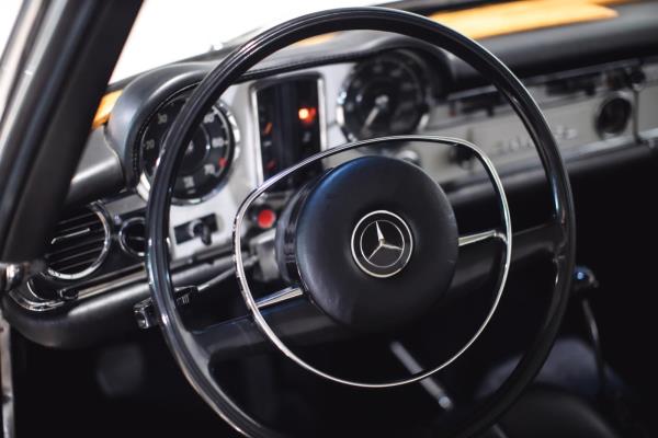 Mercedes-Benz 280 SL Pagode – Handgeschakeld – EU-uitvoering – 2.8 liter zes-in-lijn. 