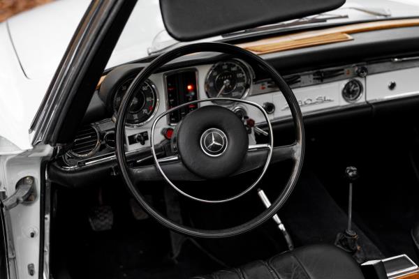 Mercedes-Benz 280 SL Pagode – Handgeschakeld – EU-uitvoering – 2.8 liter zes-in-lijn. 