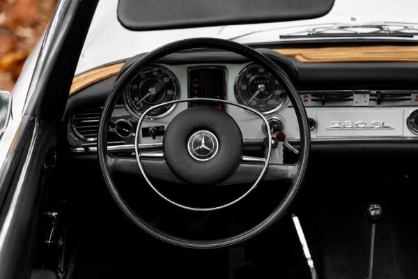 Mercedes-Benz 280 SL Pagode – Handgeschakeld – EU-uitvoering – 2.8 liter zes-in-lijn. 