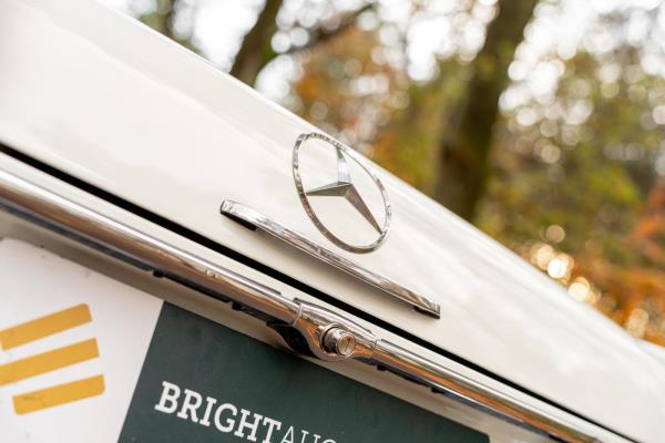 Mercedes-Benz 280 SL Pagode – Handgeschakeld – EU-uitvoering – 2.8 liter zes-in-lijn. 