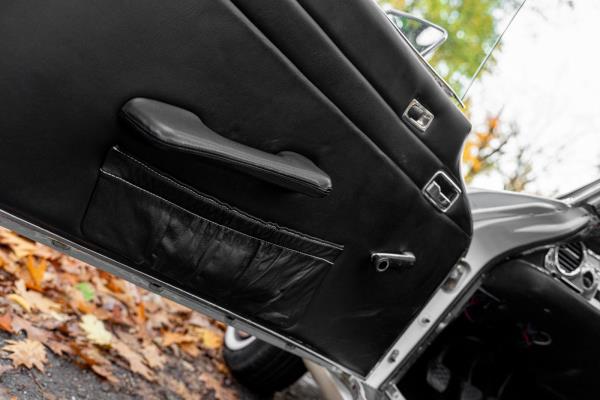 Mercedes-Benz 280 SL Pagode – Handgeschakeld – EU-uitvoering – 2.8 liter zes-in-lijn. 