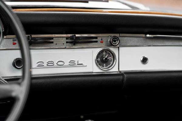 Mercedes-Benz 280 SL Pagode – Handgeschakeld – EU-uitvoering – 2.8 liter zes-in-lijn. 