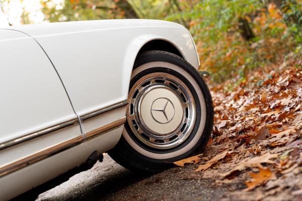 Mercedes-Benz 280 SL Pagode – Handgeschakeld – EU-uitvoering – 2.8 liter zes-in-lijn. 