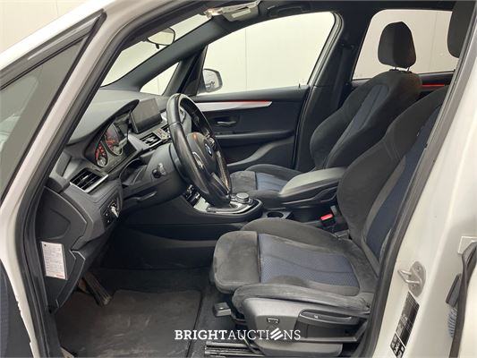 BMW 225i Active Tourer High Executive xDrive 232pk 2015 2-Serie, L-802-HD