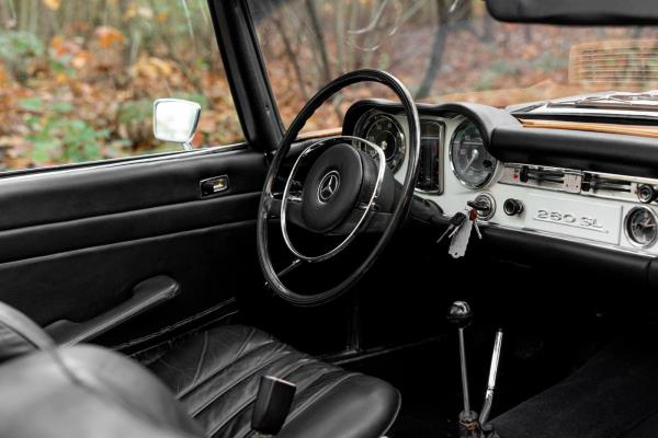 Mercedes-Benz 280 SL Pagode – Handgeschakeld – EU-uitvoering – 2.8 liter zes-in-lijn. 