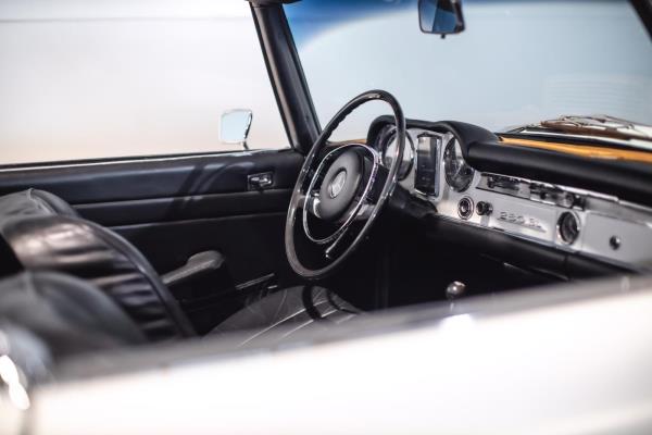 Mercedes-Benz 280 SL Pagode – Handgeschakeld – EU-uitvoering – 2.8 liter zes-in-lijn. 