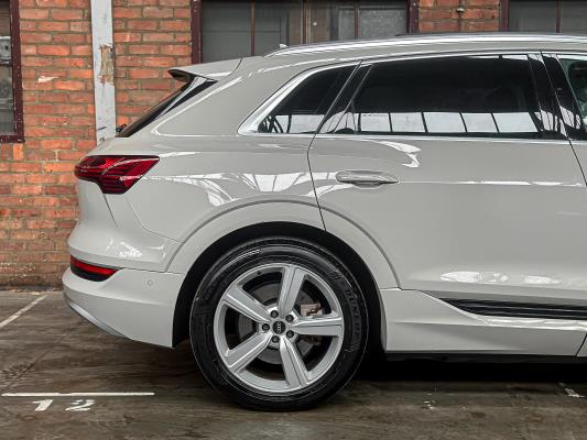 Audi e-tron 55 quattro Business edition Plus 95 kWh 408pk 2020 (Origineel-NL+1e eigenaar), K-706-KJ