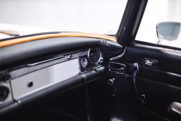 Mercedes-Benz 280 SL Pagode – Handgeschakeld – EU-uitvoering – 2.8 liter zes-in-lijn. 
