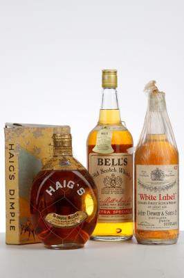 MIXED LOT WHISKY 70s - 1 Bot Arthur Bell - 1 Bot Haig - 1 Bot John Dewar - 3 Bottles