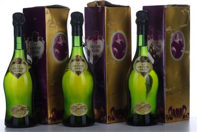 VEUVE CLICQUOT LA GRANDE DAME 1962 - 3 Bottles in Oc