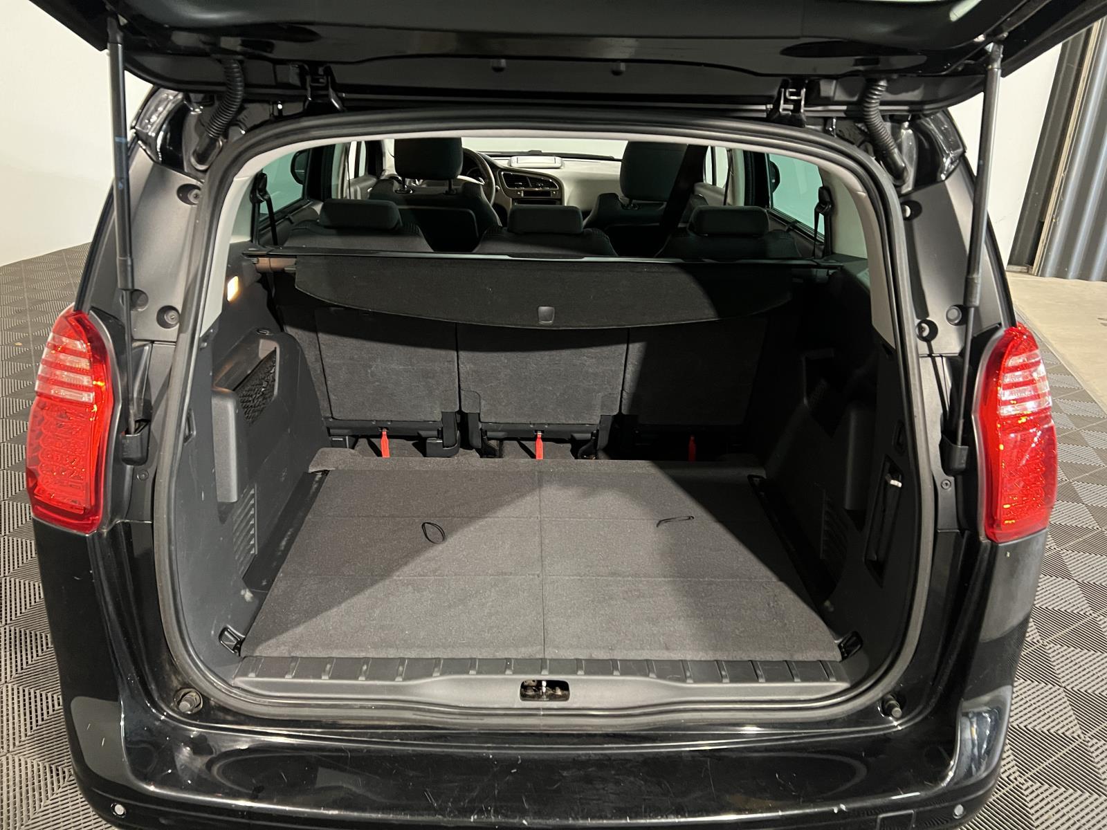 Peugeot | 5008 | 1.6 e-HDi Style 5p. | 2013 | 277.209 km | 4KGP98 | Logisch