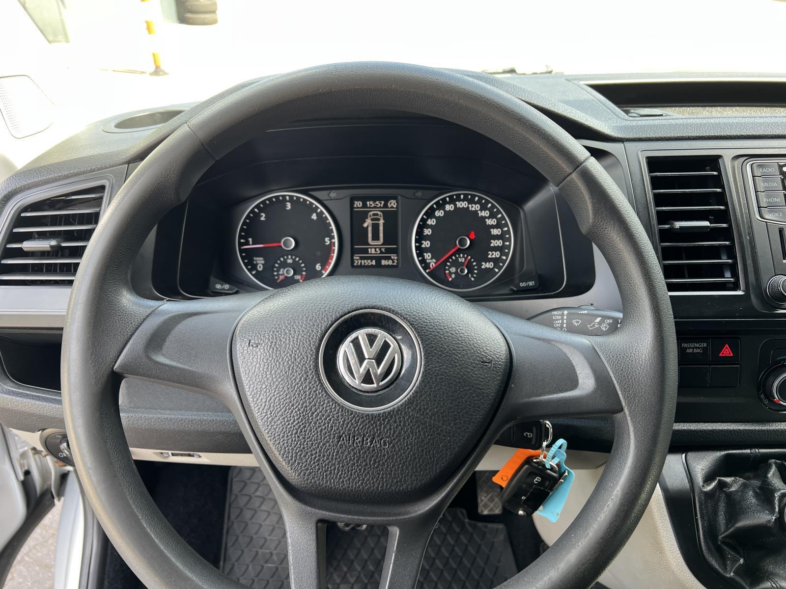 Volkswagen | Transporter | 2.0 TDI L2H1 DC Trendline | 2017 | 271.554 km | V463BH | Logisch