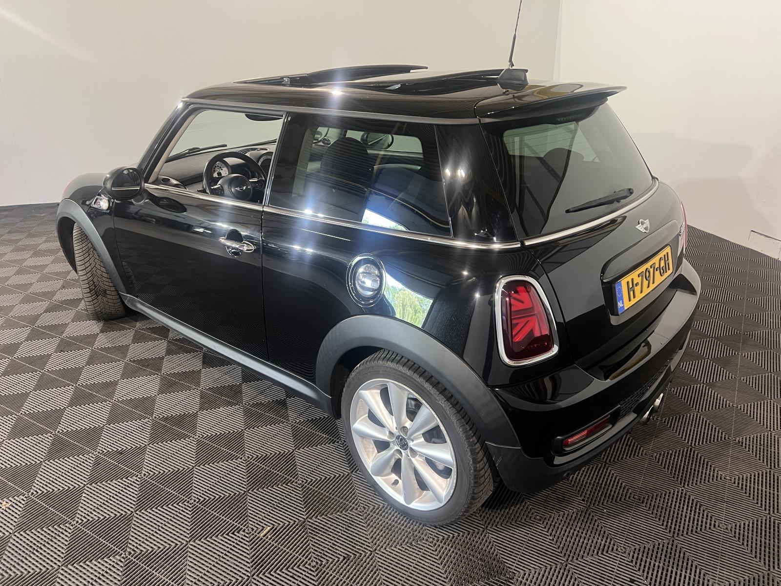 MINI | 3-Door | 1.6 Cooper S Chili | 2011 | 177,178 km | H797GH | No rating