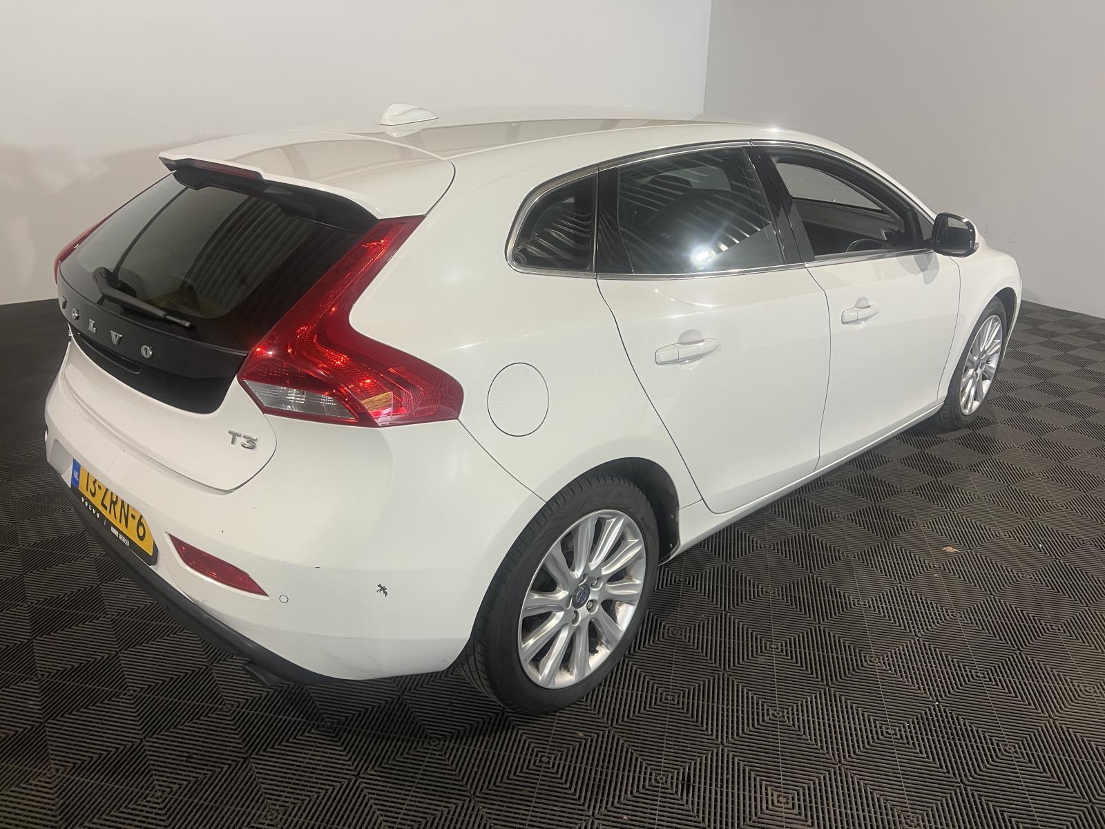 Volvo | V40 | 1.6 T3 Momentum | 2013 | 311,657 km | 13ZRN6 | Logical