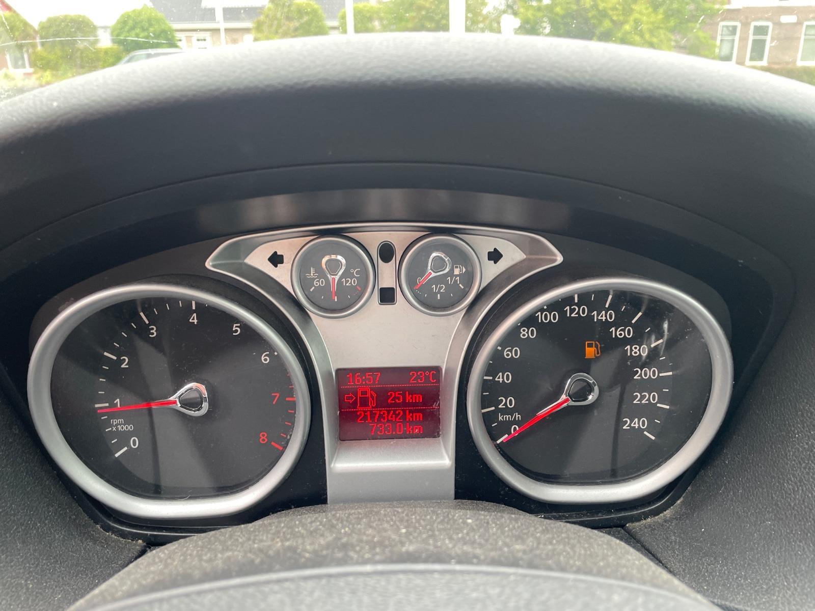 Ford Focus Wagon 1.6 Comfort Stationwagen | 2011 | 217.342 km | 98RDG6 | NAP: Logisch